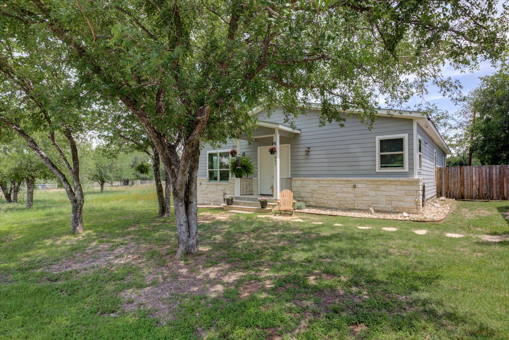 855 Aspen Ln Property Photo 4