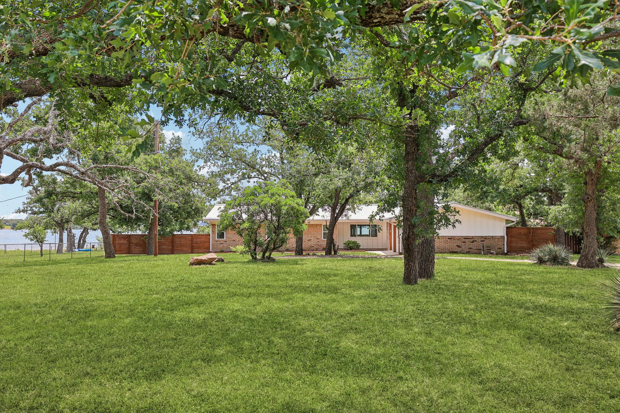 114 Agarita Dr Property Photo 4