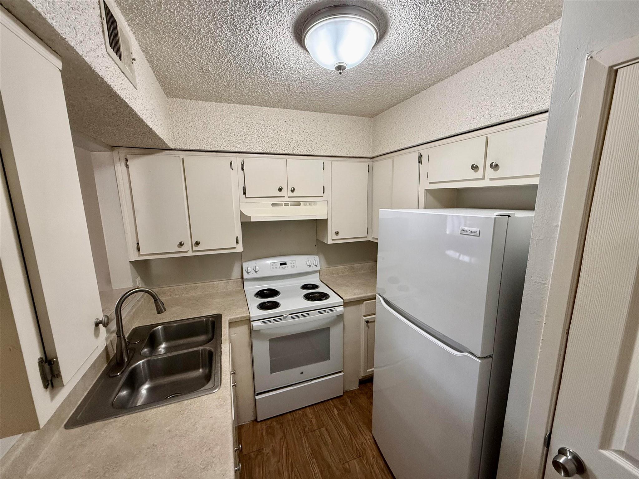8909 Parkfield Dr #102 Property Photo 2