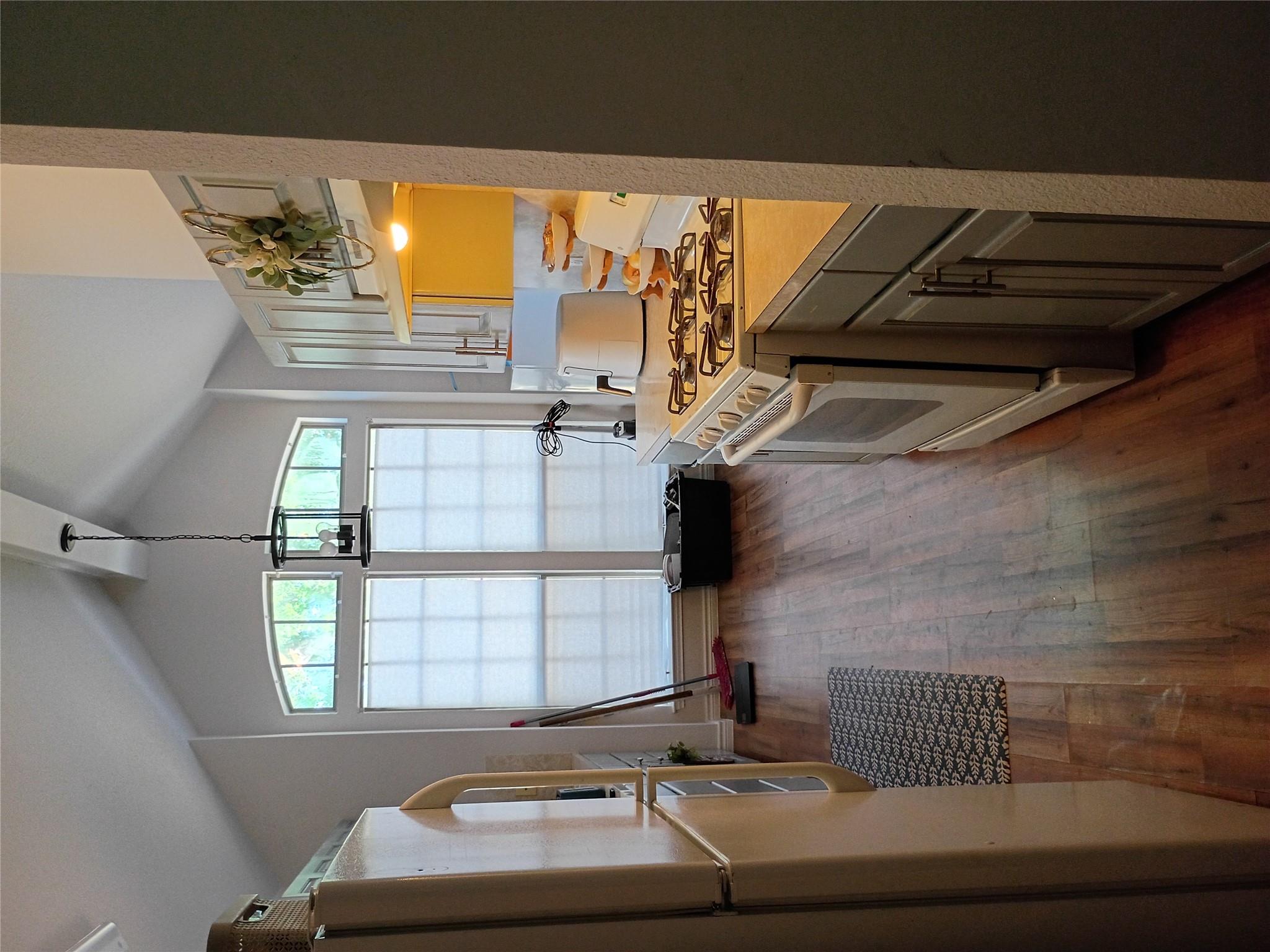 1019 San Jacinto St Property Photo 3