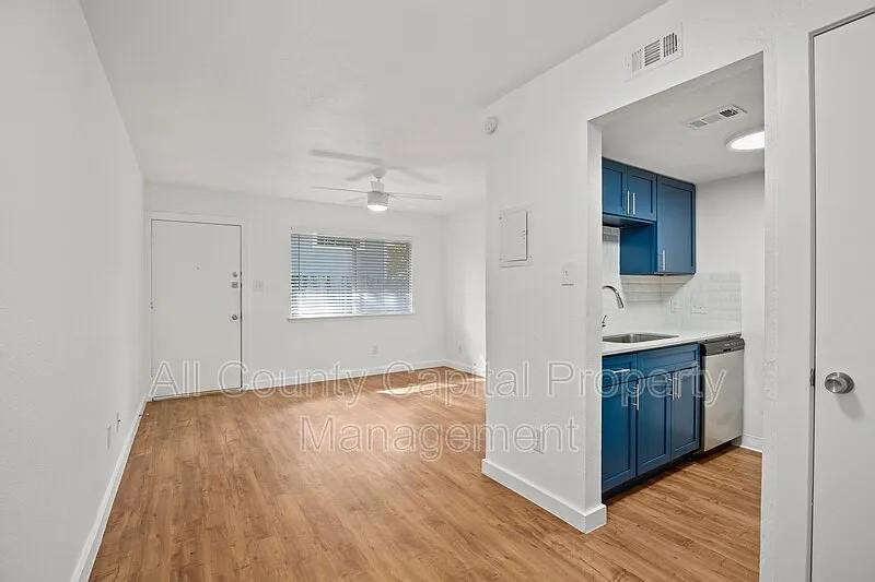 502 W 35th St #105 Property Photo 4