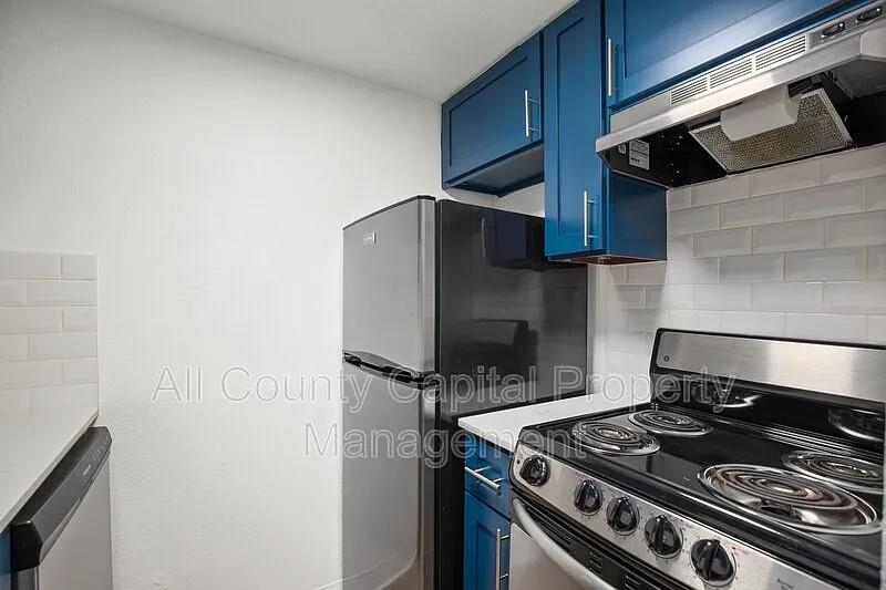 502 W 35th St #105 Property Photo 5