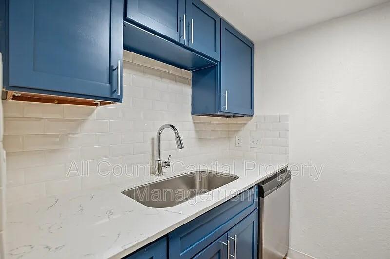 502 W 35th St #105 Property Photo 6