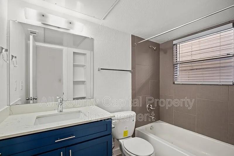 502 W 35th St #105 Property Photo 8