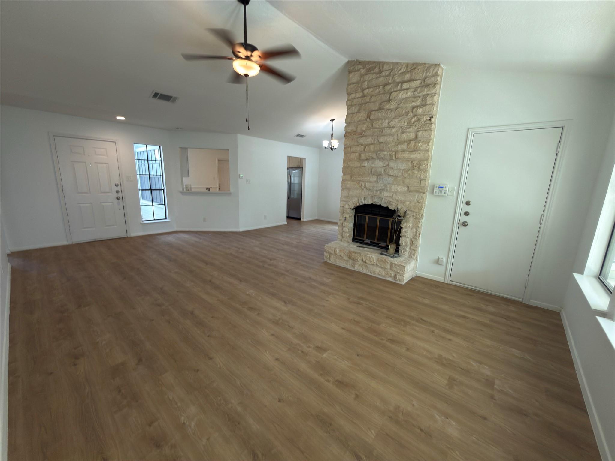 1915 Egger Ave Property Photo 4