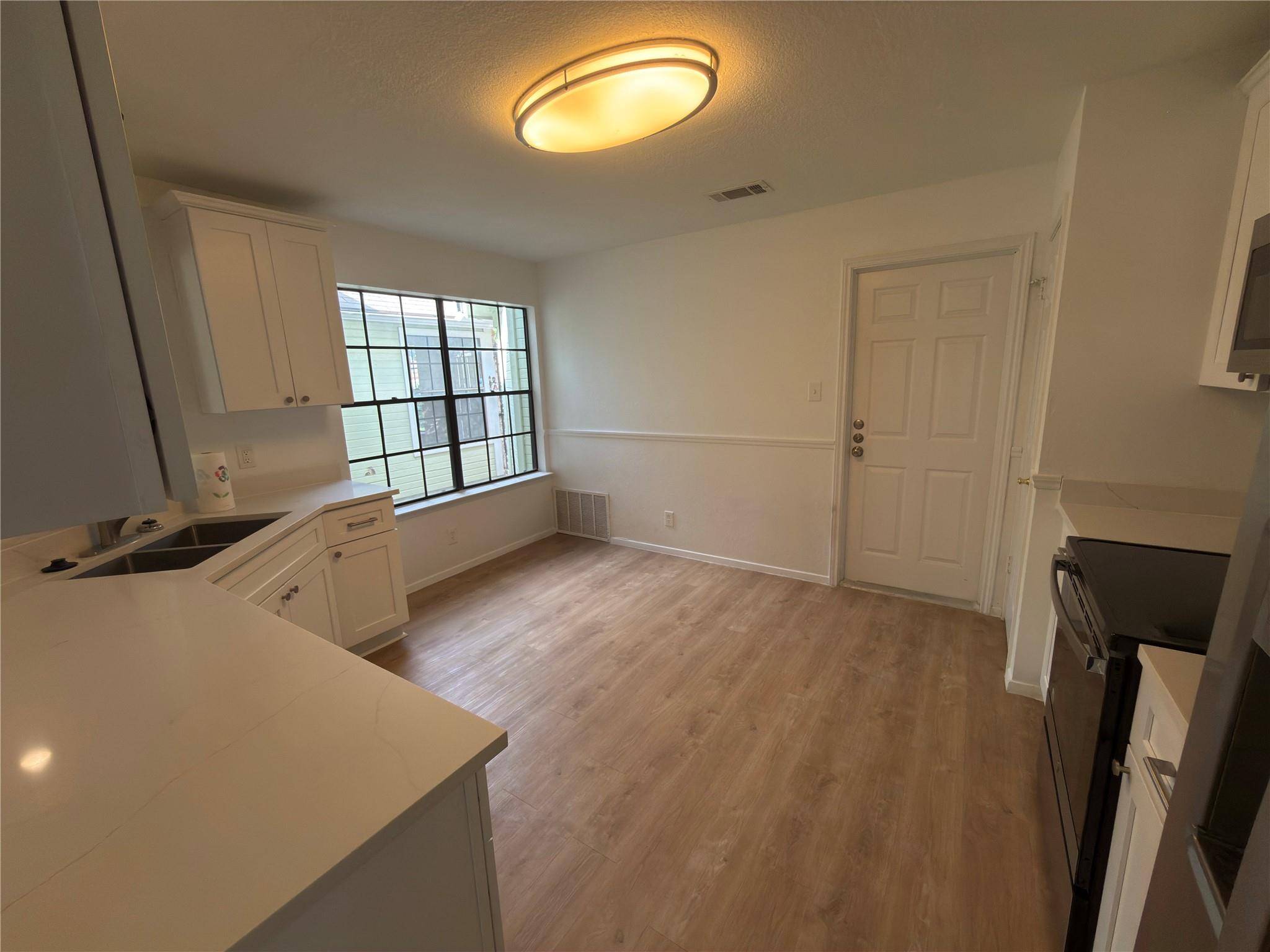 1915 Egger Ave Property Photo 5