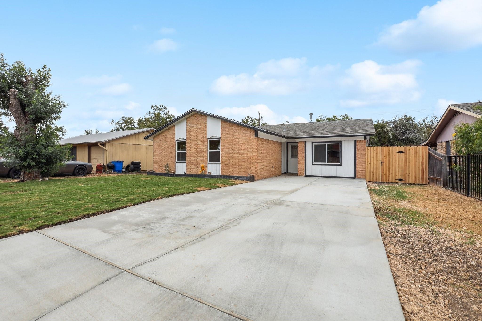 707 Mockingbird Ln Property Photo 1