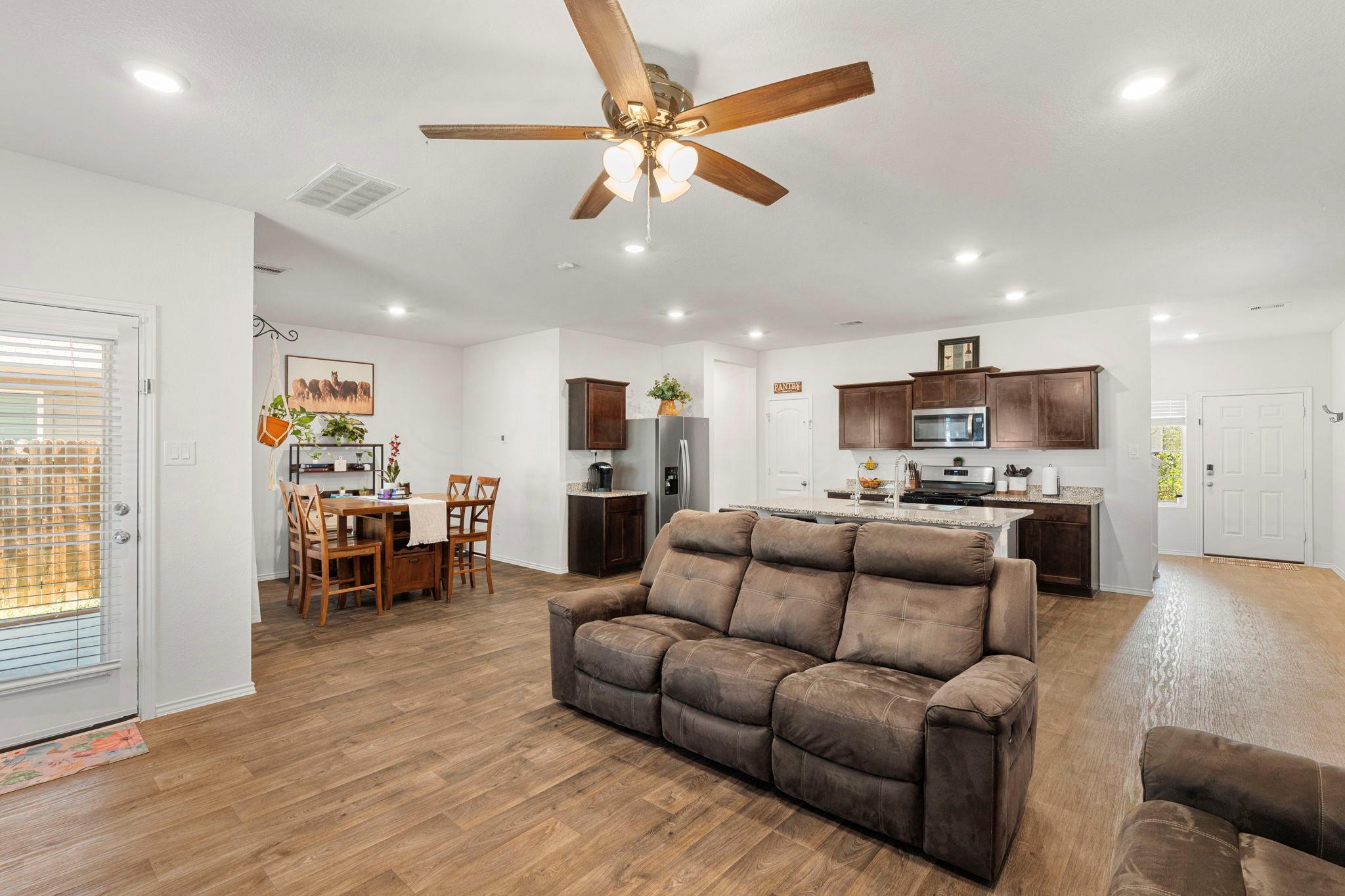 312 Sickle Loop Property Photo 8