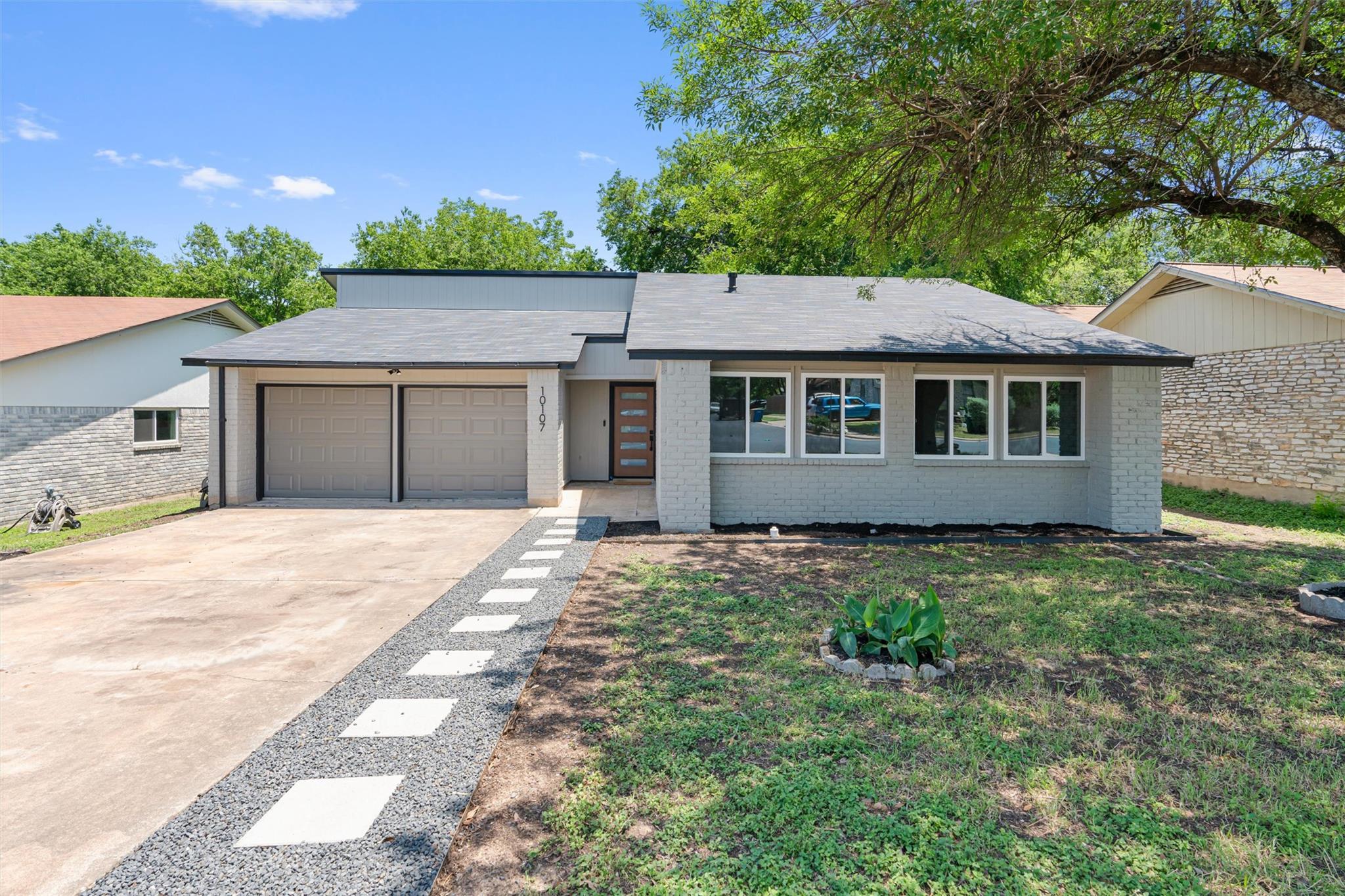 10107 E Rutland Vlg Property Photo 1