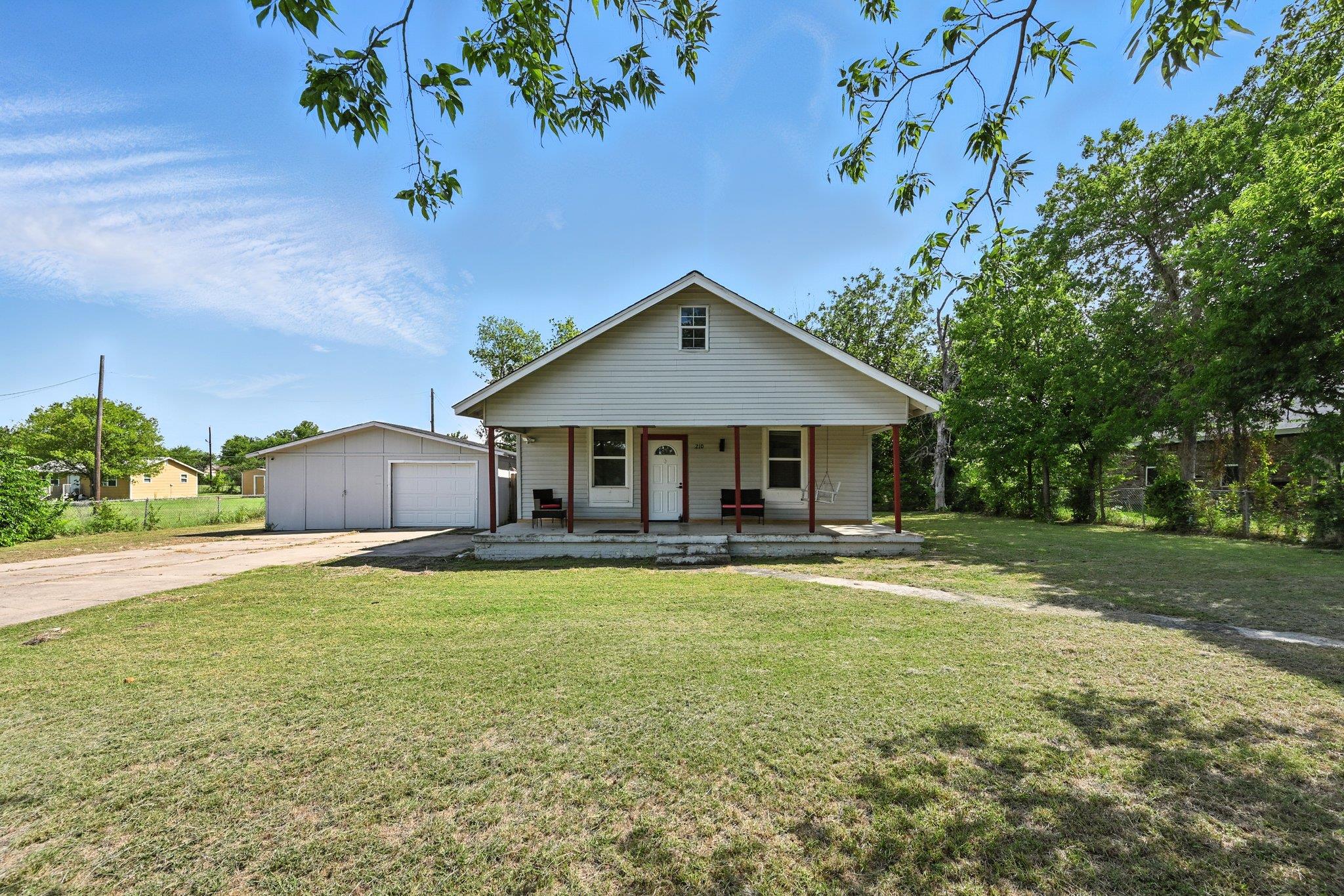 210 W Dove Ln Property Photo 1