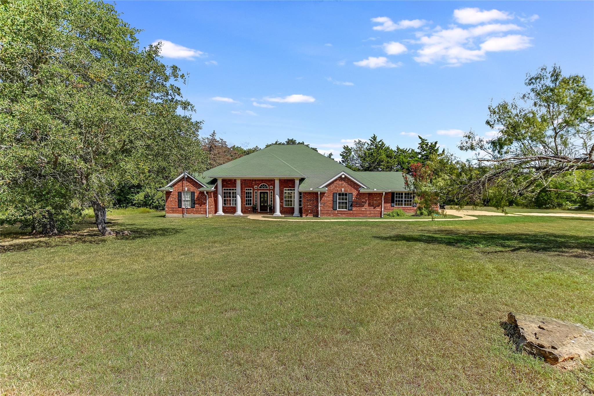 741 Knobbs Rd Property Photo 3