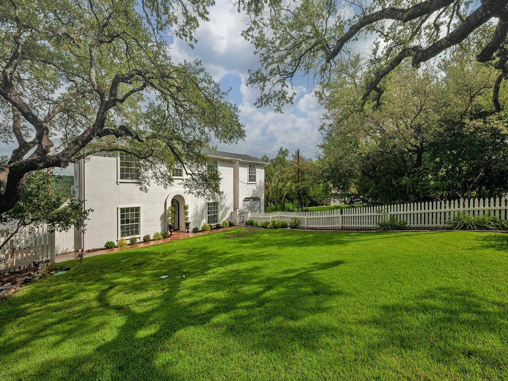 1604 Cliffwood Dr Property Photo 4