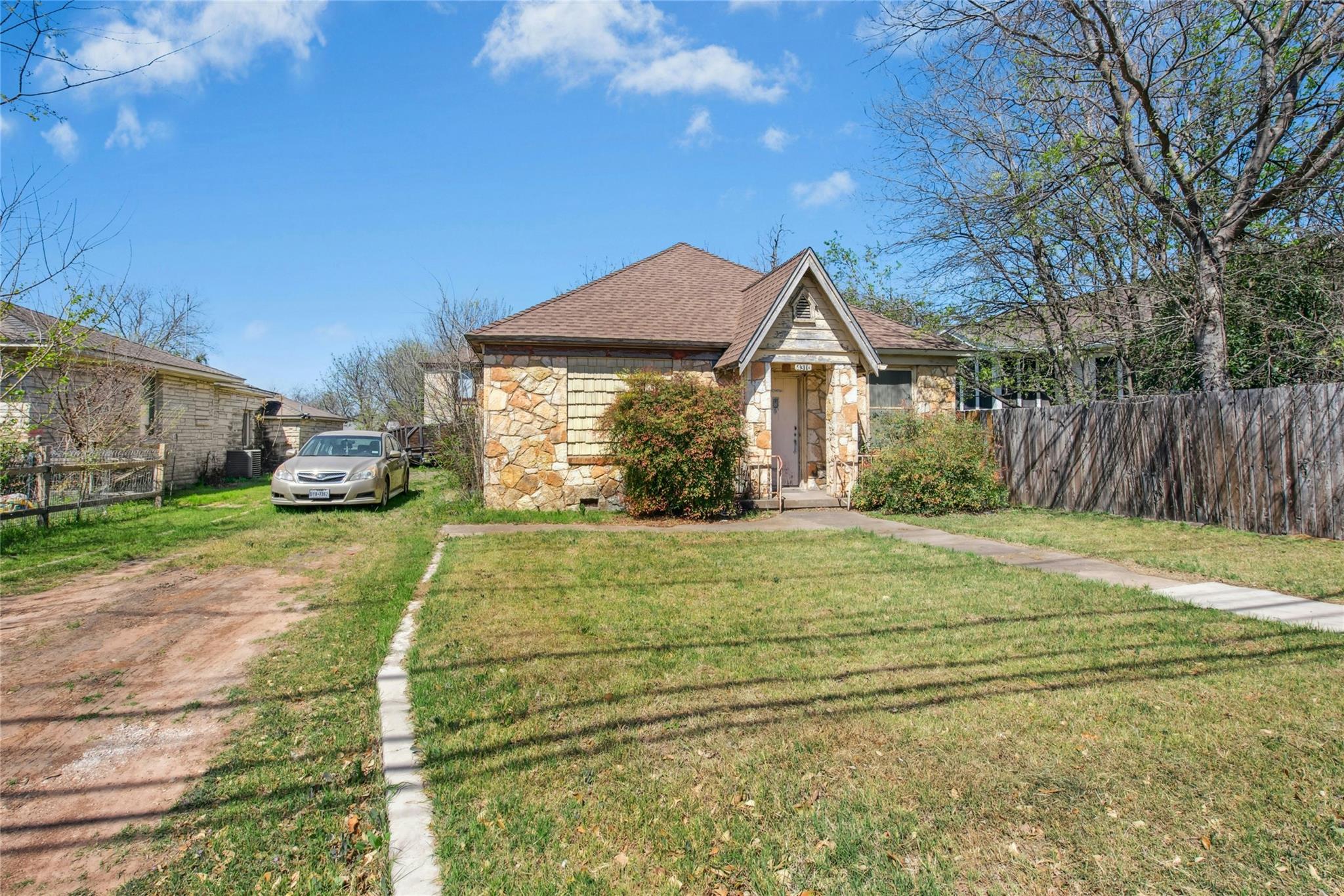 4310 Red River St Property Photo 3