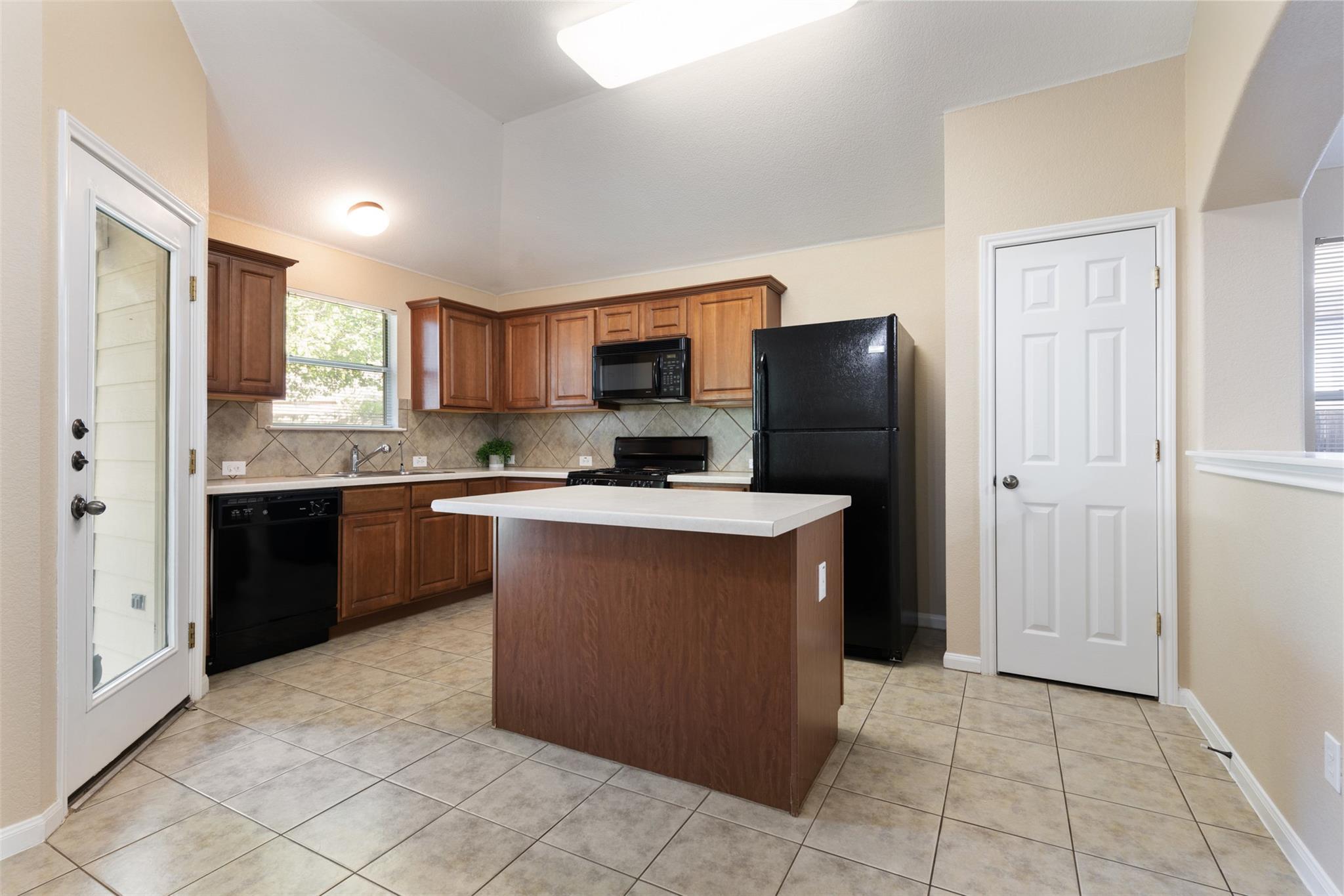 4423 Meadowside Ln Property Photo 8