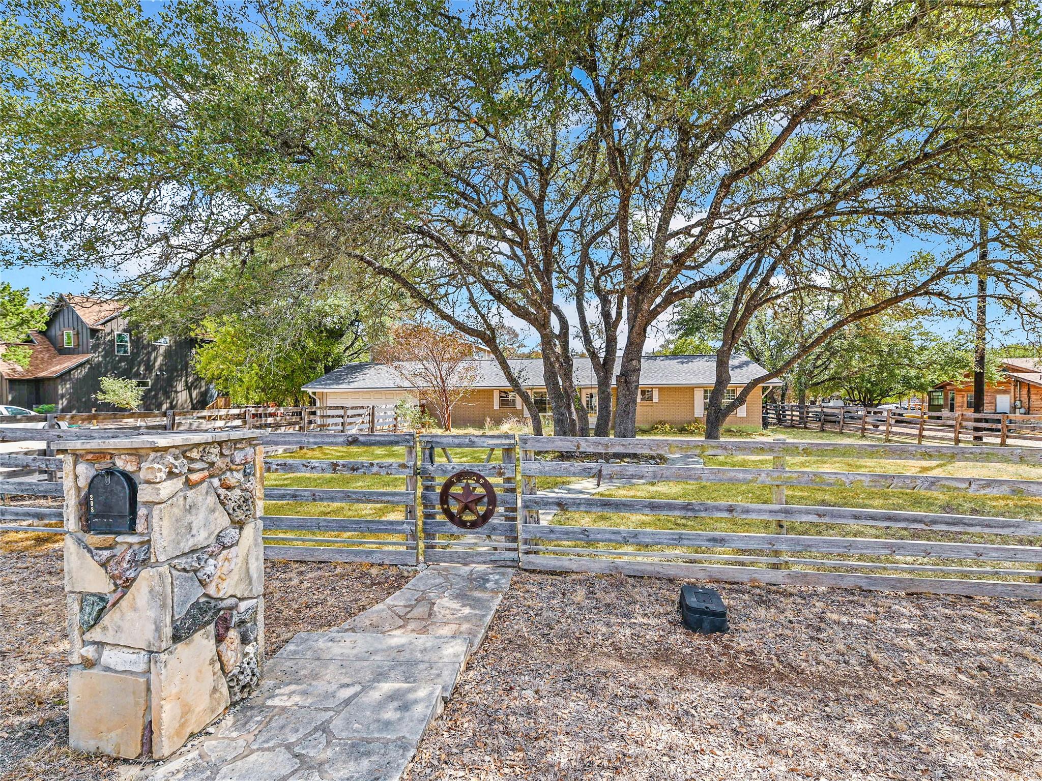 208 Leveritts Loop Property Photo 3
