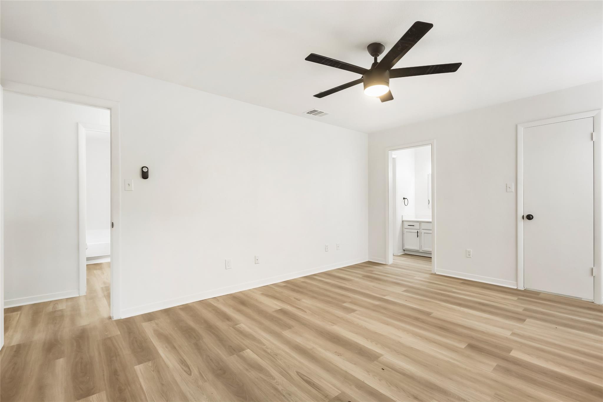 923 E 41st St #105 Property Photo 11