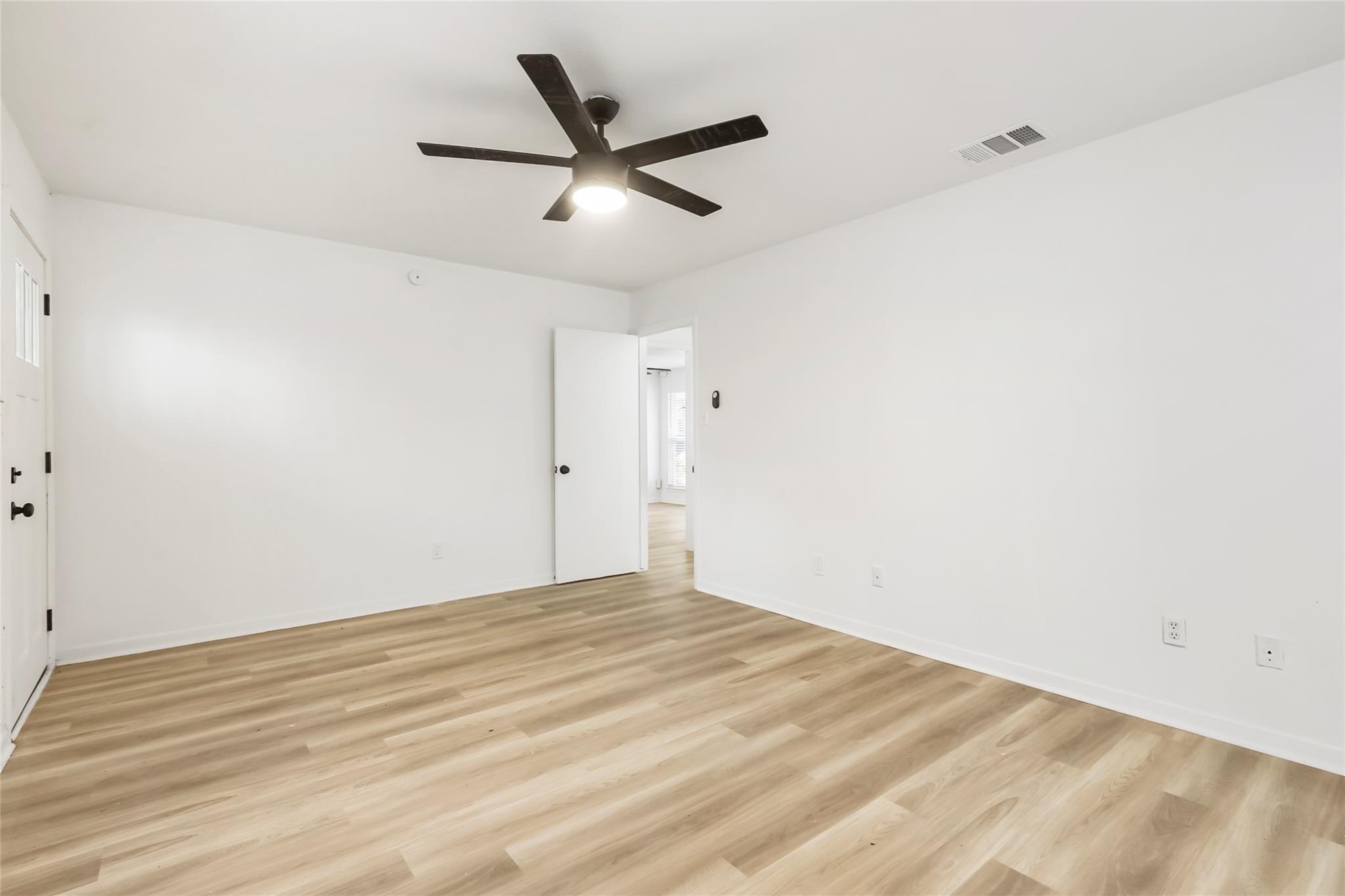 923 E 41st St #105 Property Photo 12
