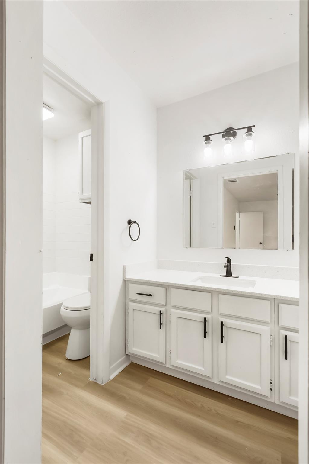923 E 41st St #105 Property Photo 13