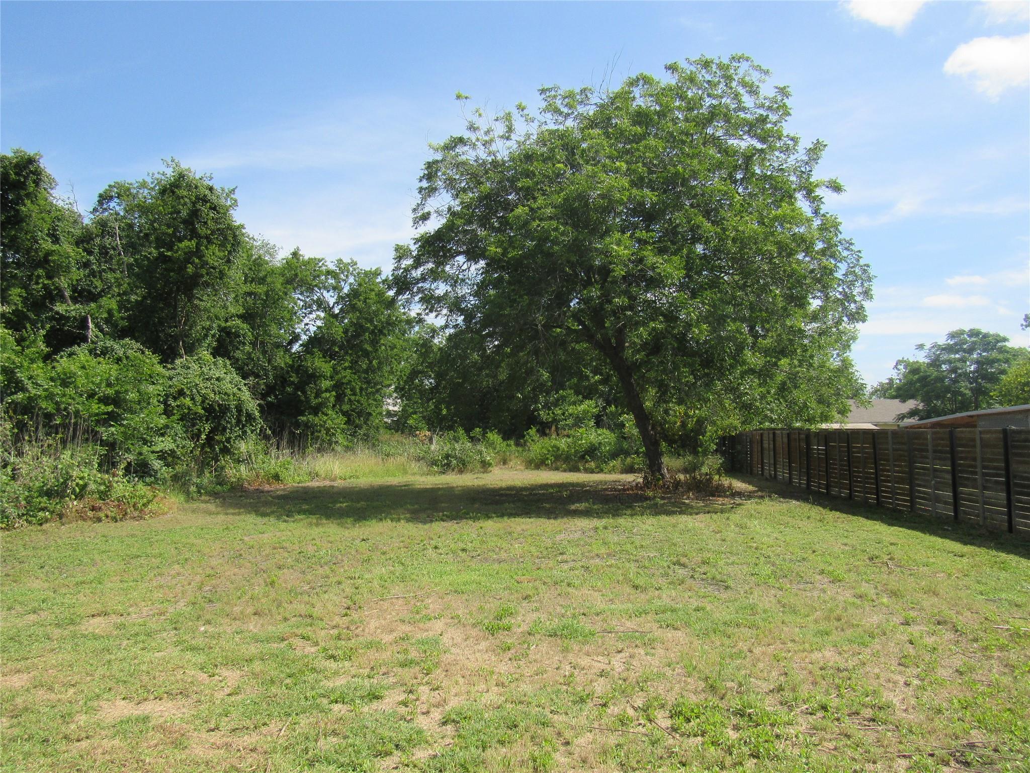 748 W Elm St Property Photo 2