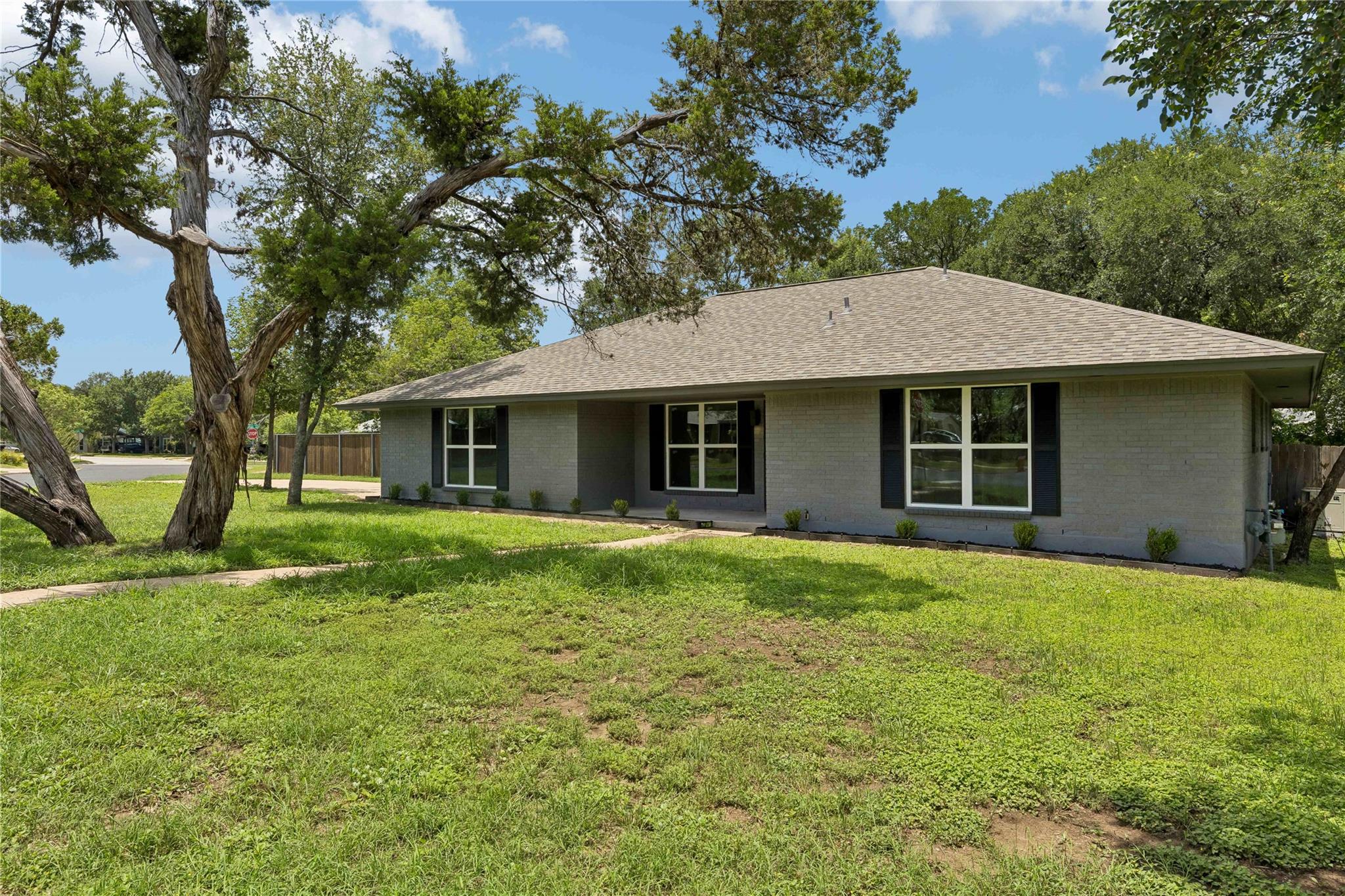 2306 Standish Dr Property Photo 3