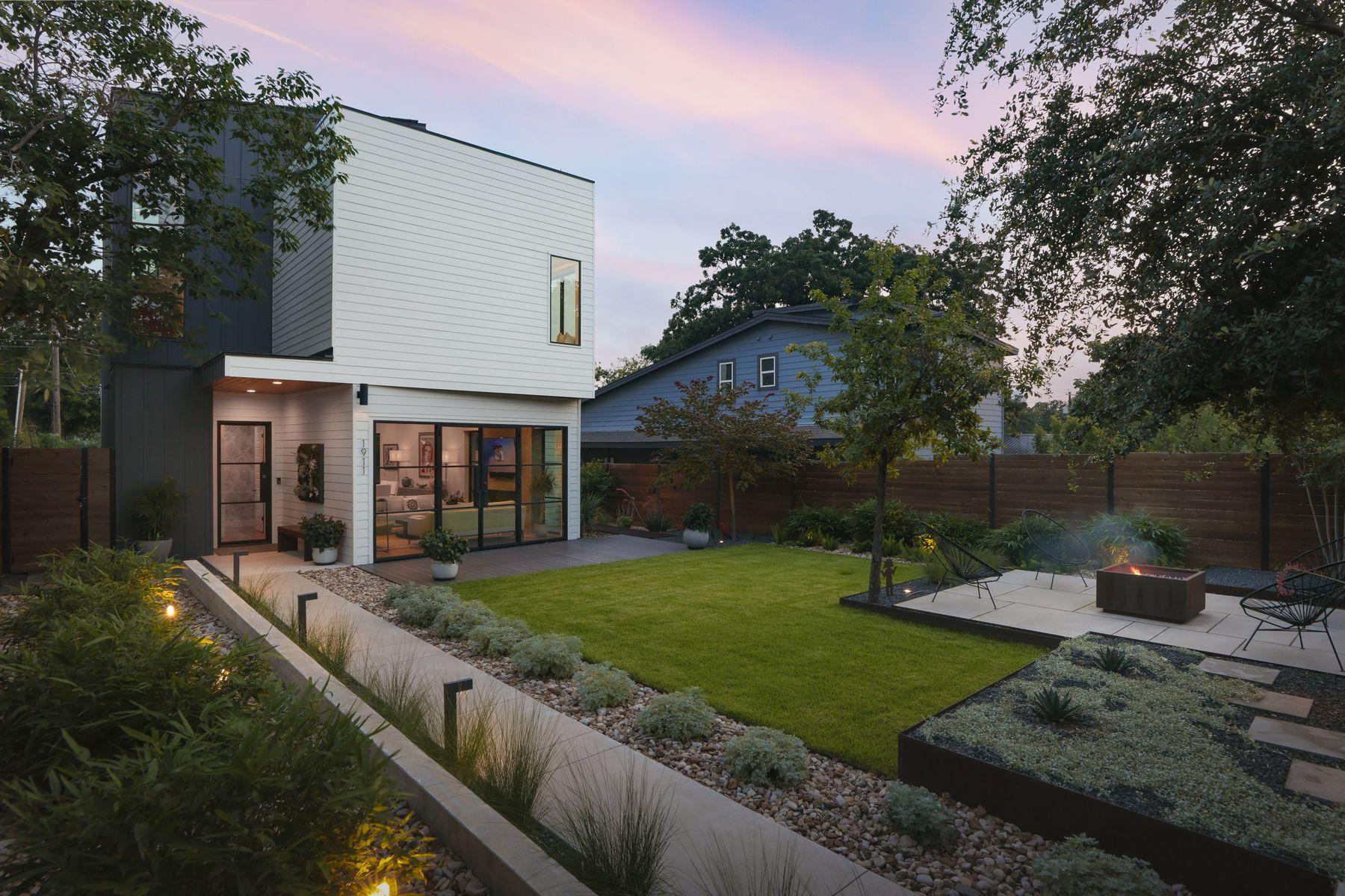 1911 E 10th St Property Photo 2