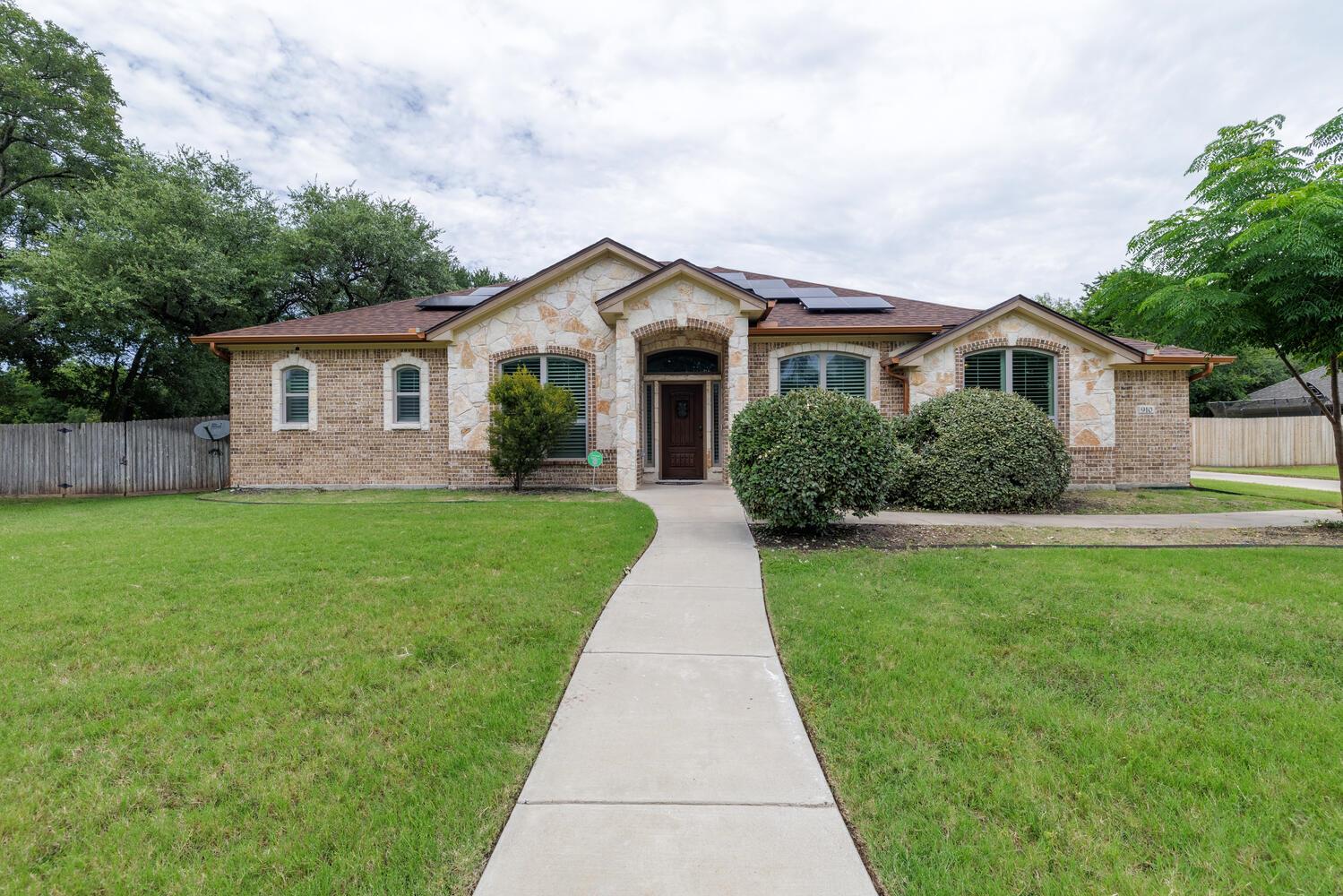 910 Ridgeoak Dr Property Photo 1