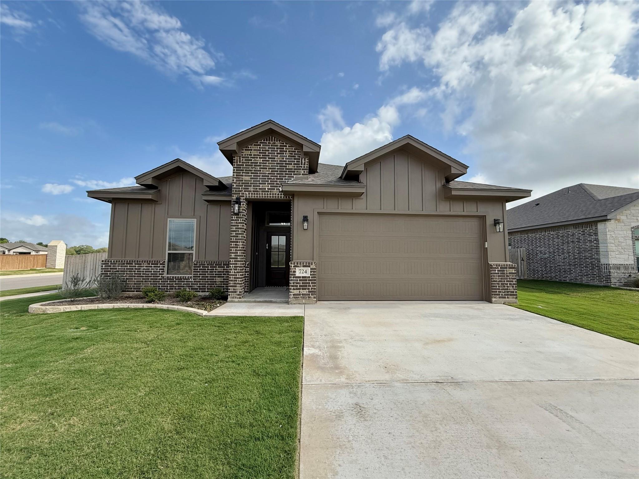 724 Eagle Crest Dr Property Photo 1