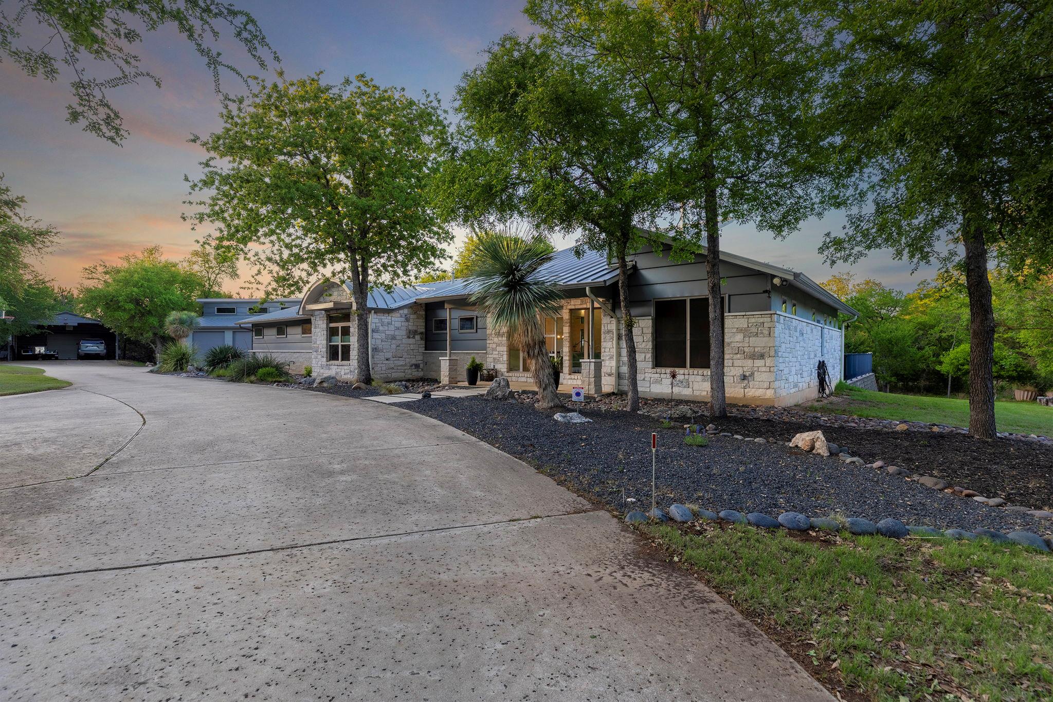 601 Golden Oaks Rd Property Photo