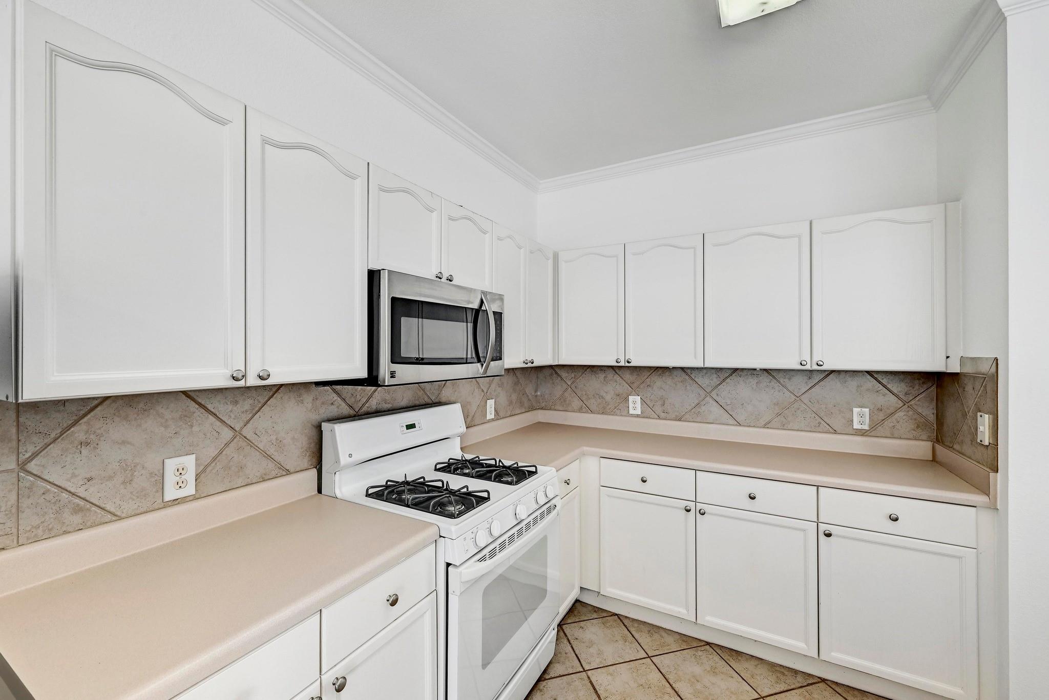 13401 Lamplight Village Ave Property Photo 9