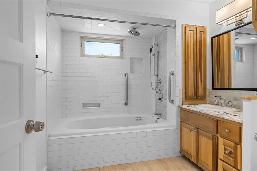 3935 Lago Vista Dr Property Photo 22