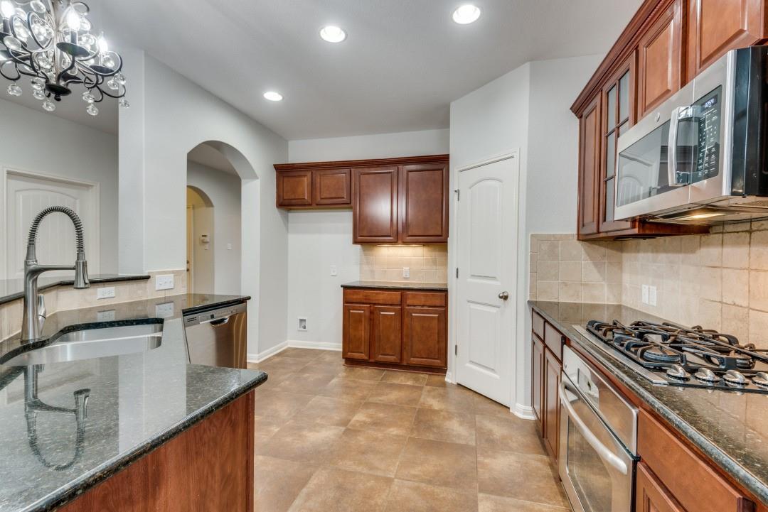 628 Bottle Brush Dr Property Photo 4