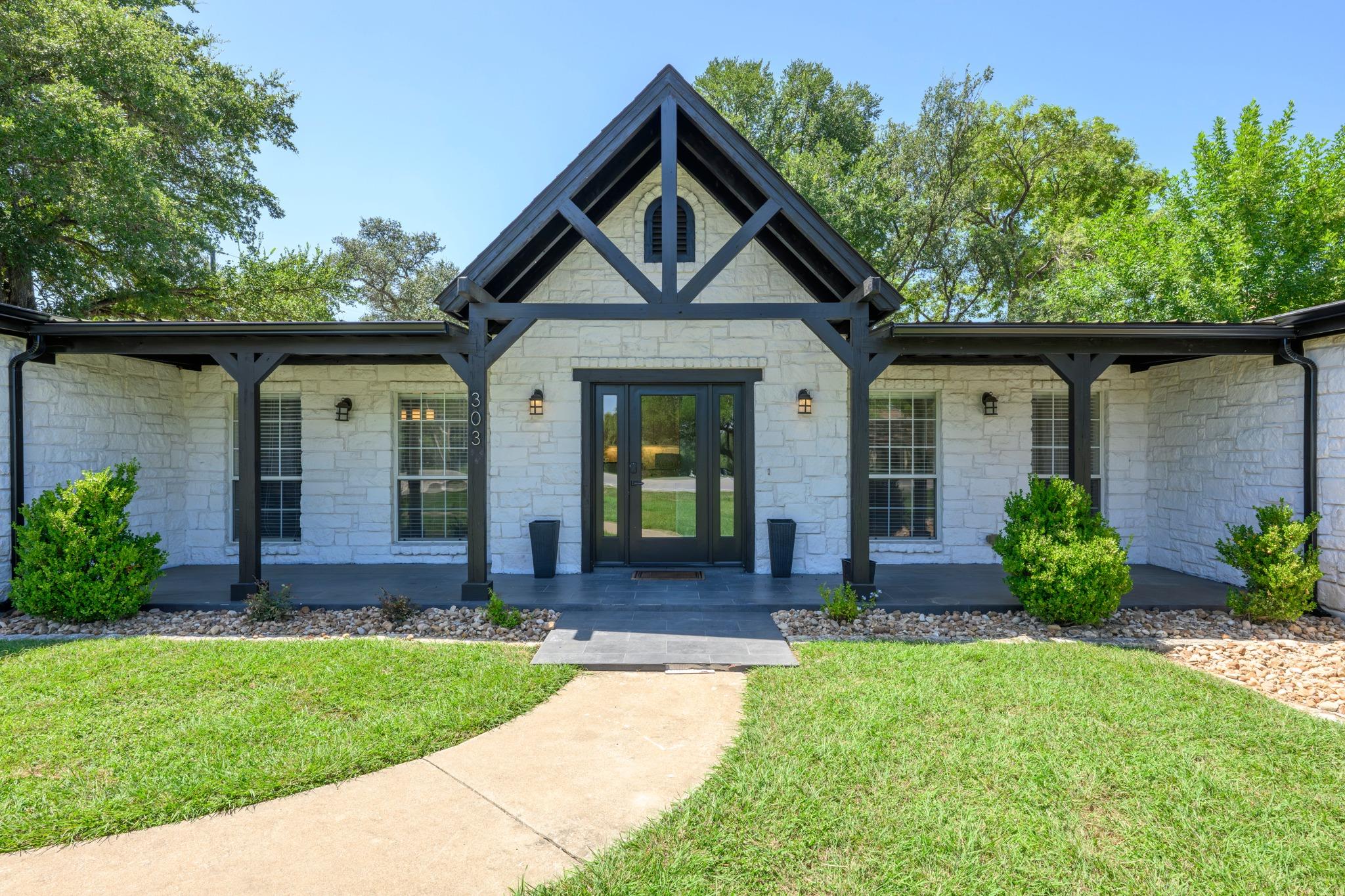 303 Lakeway Dr Property Photo 4