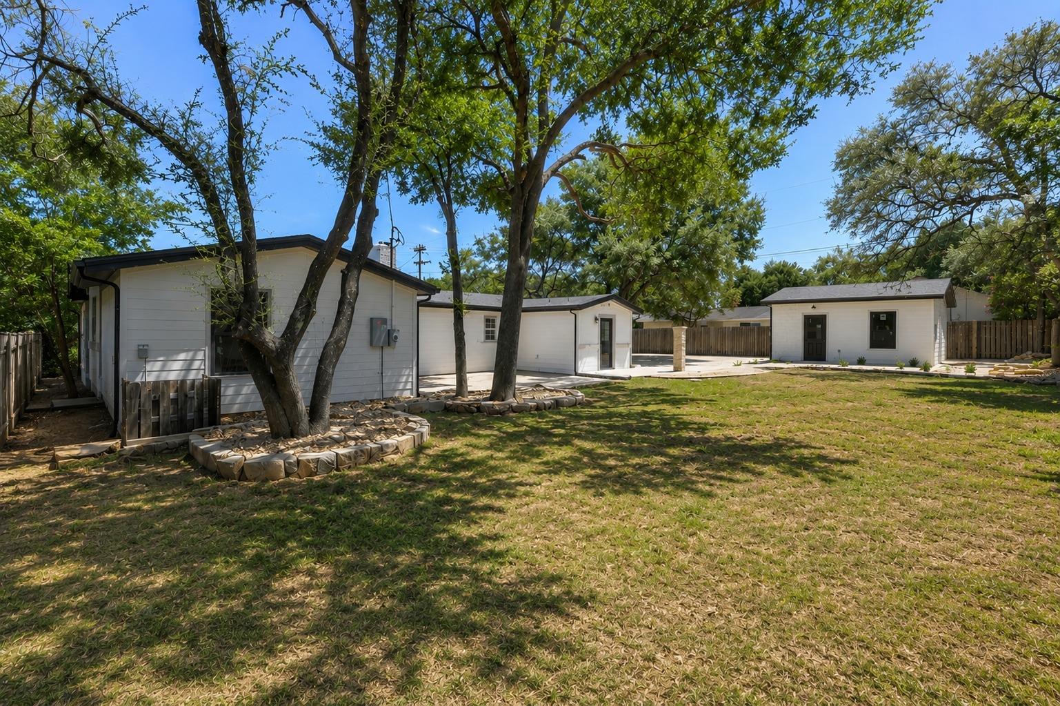 303 Lakeway Dr Property Photo 28