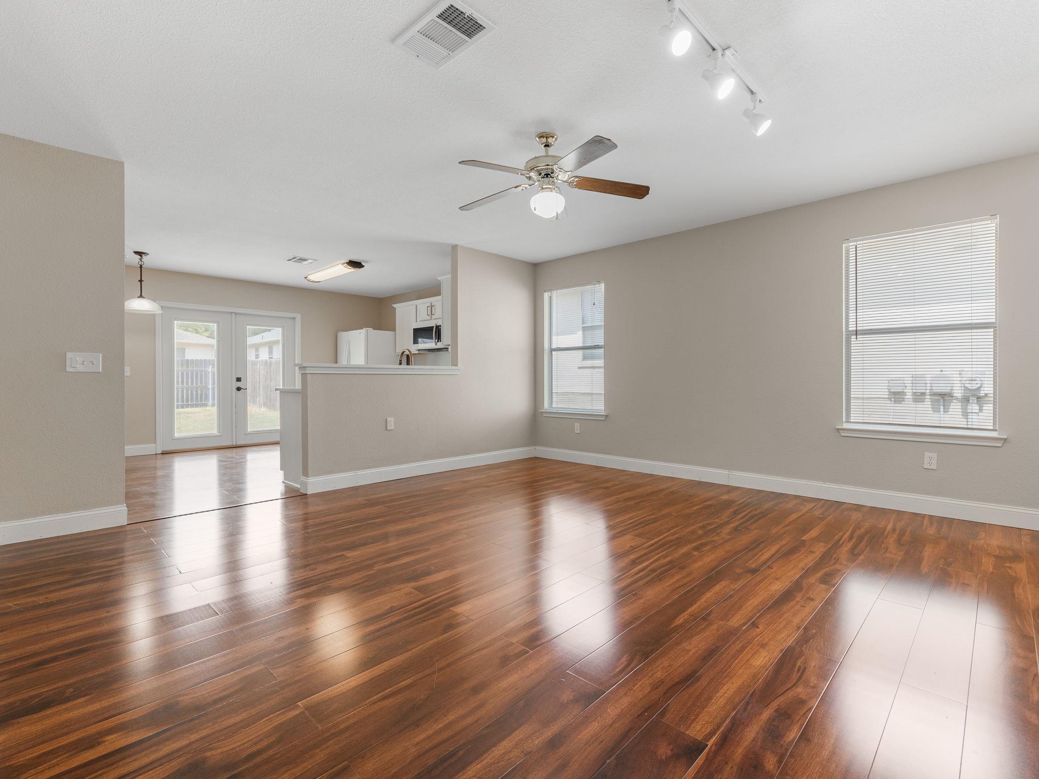 5220 Hutchinson Dr Property Photo 3