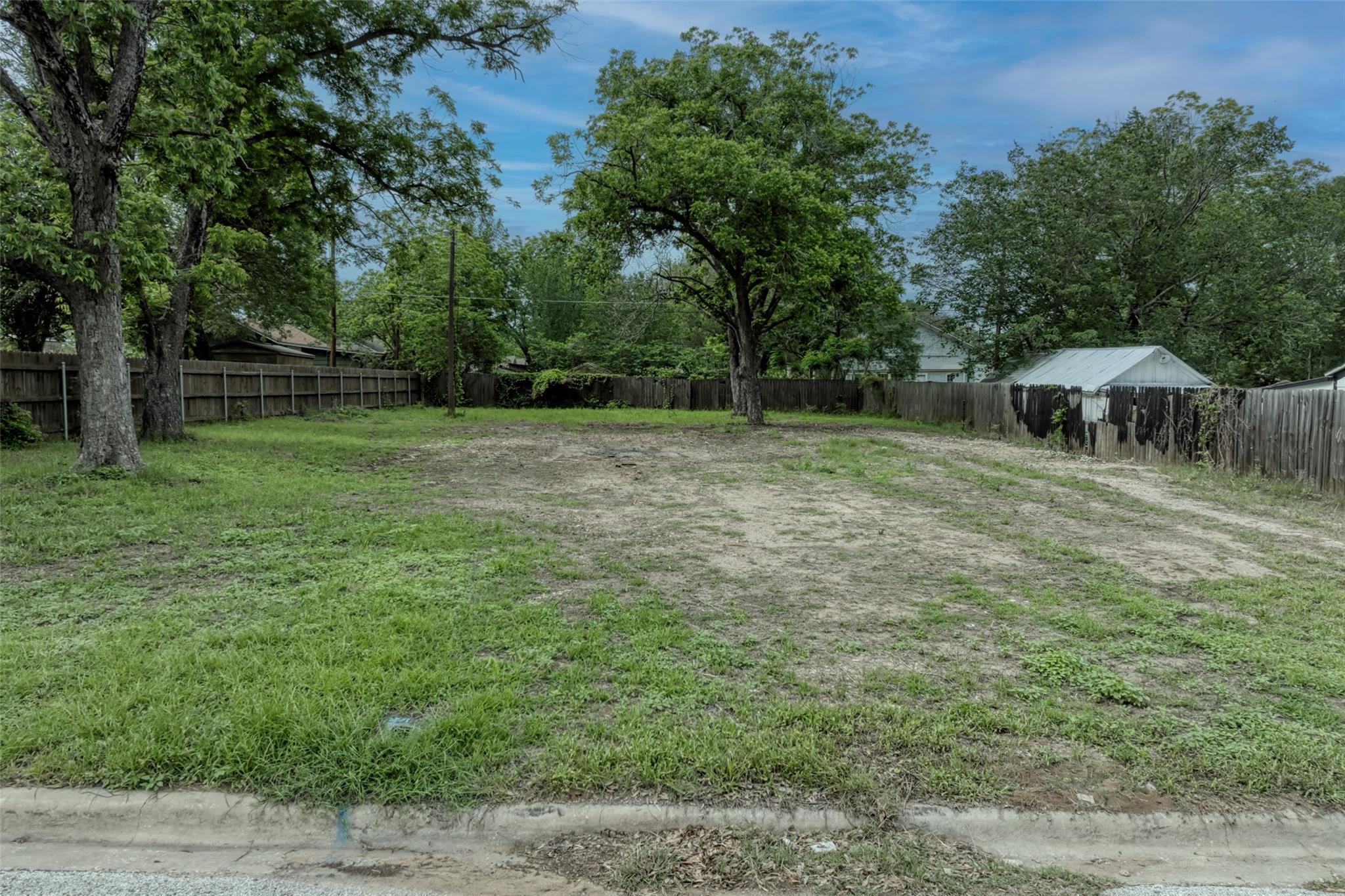 809 E Fannin St Property Photo 1