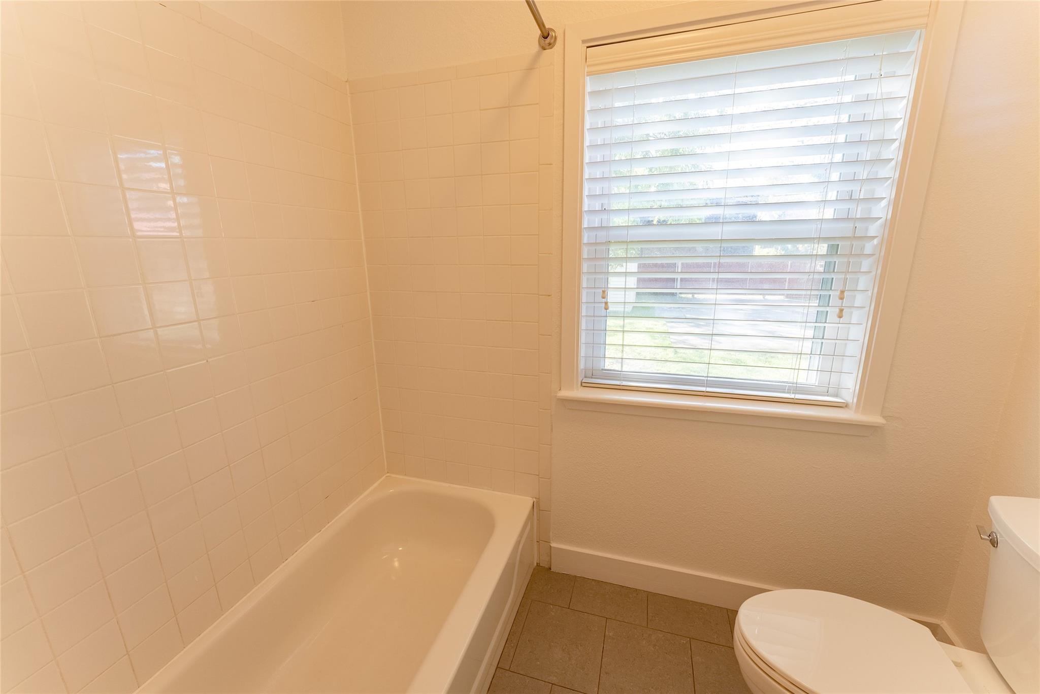 1209 E 3rd St Property Photo 15