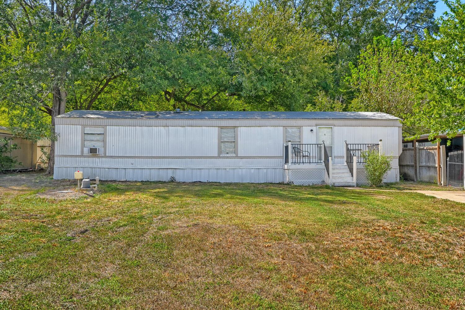 208 Circle Dr Property Photo 1