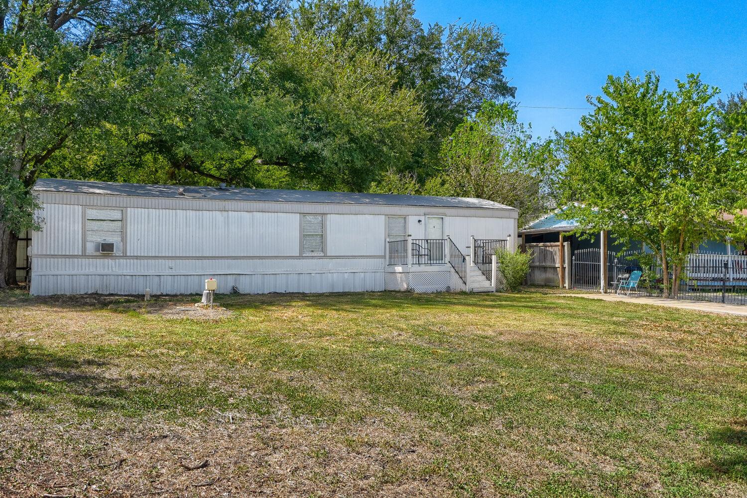 208 Circle Dr Property Photo 2