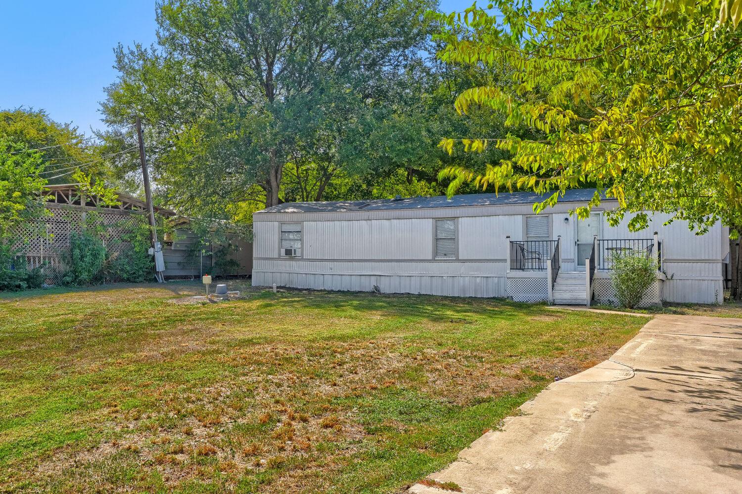 208 Circle Dr Property Photo 3