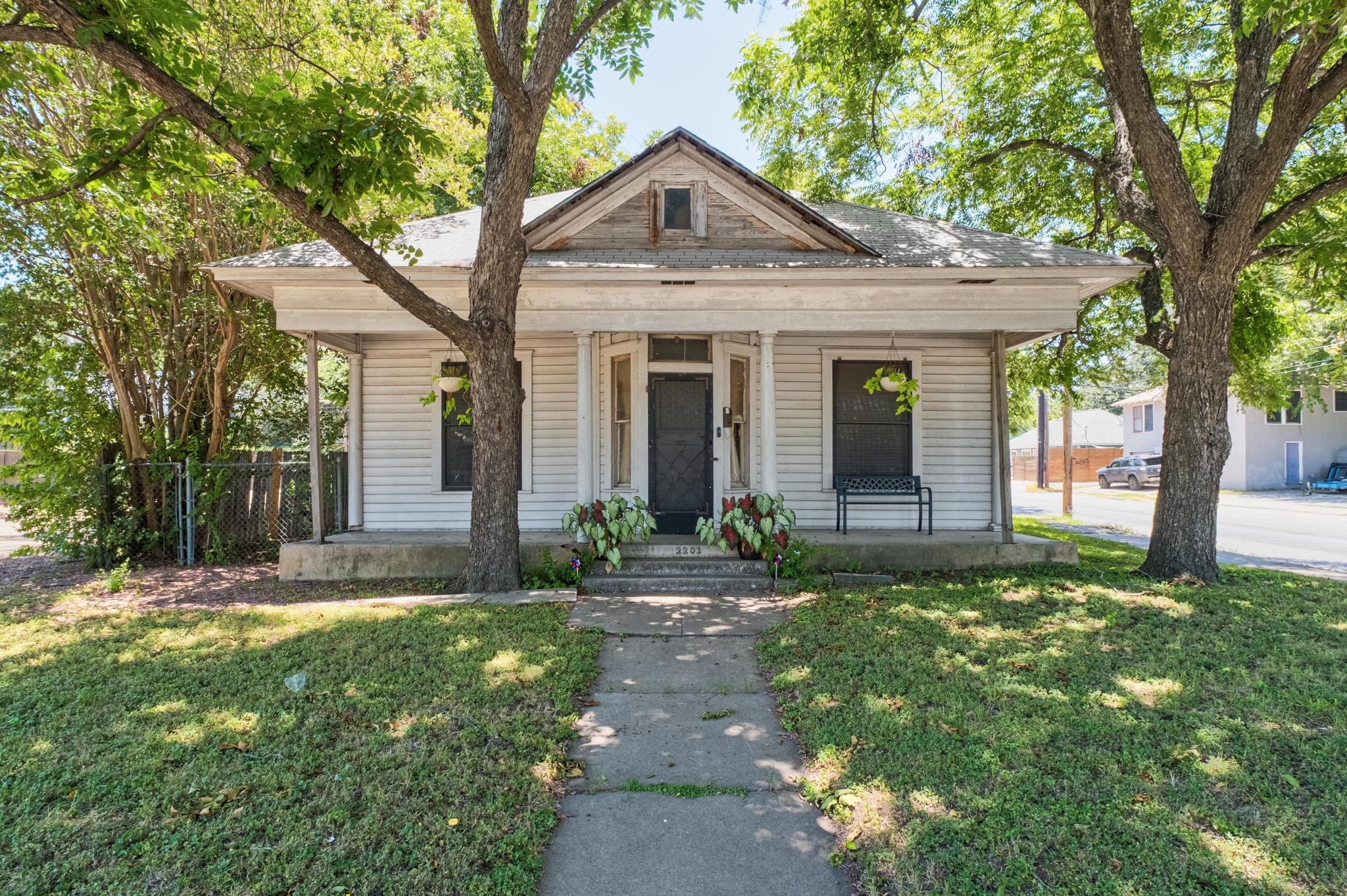 2201 E Cesar Chavez St Property Photo 1