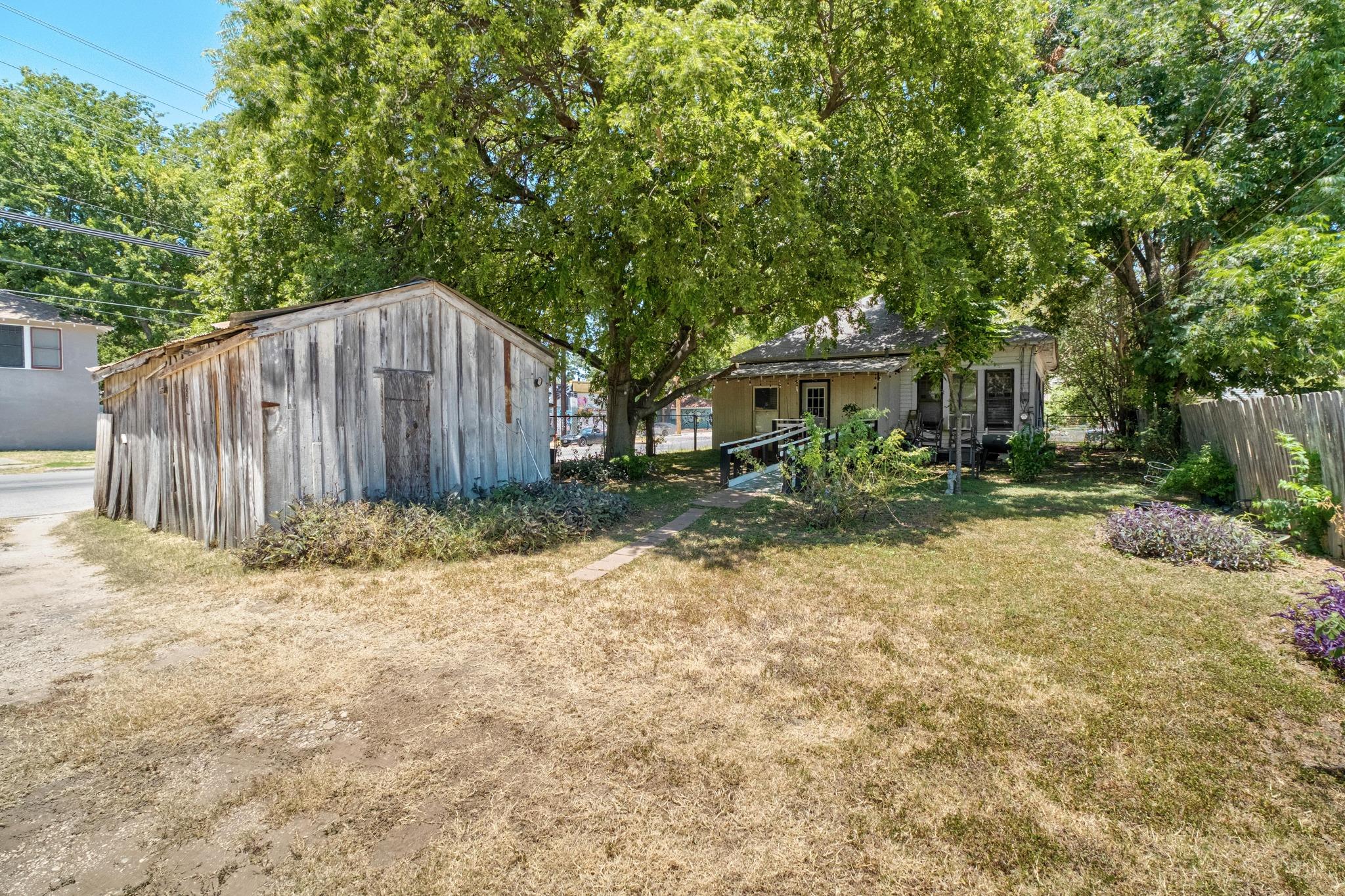 2201 E Cesar Chavez St Property Photo 6