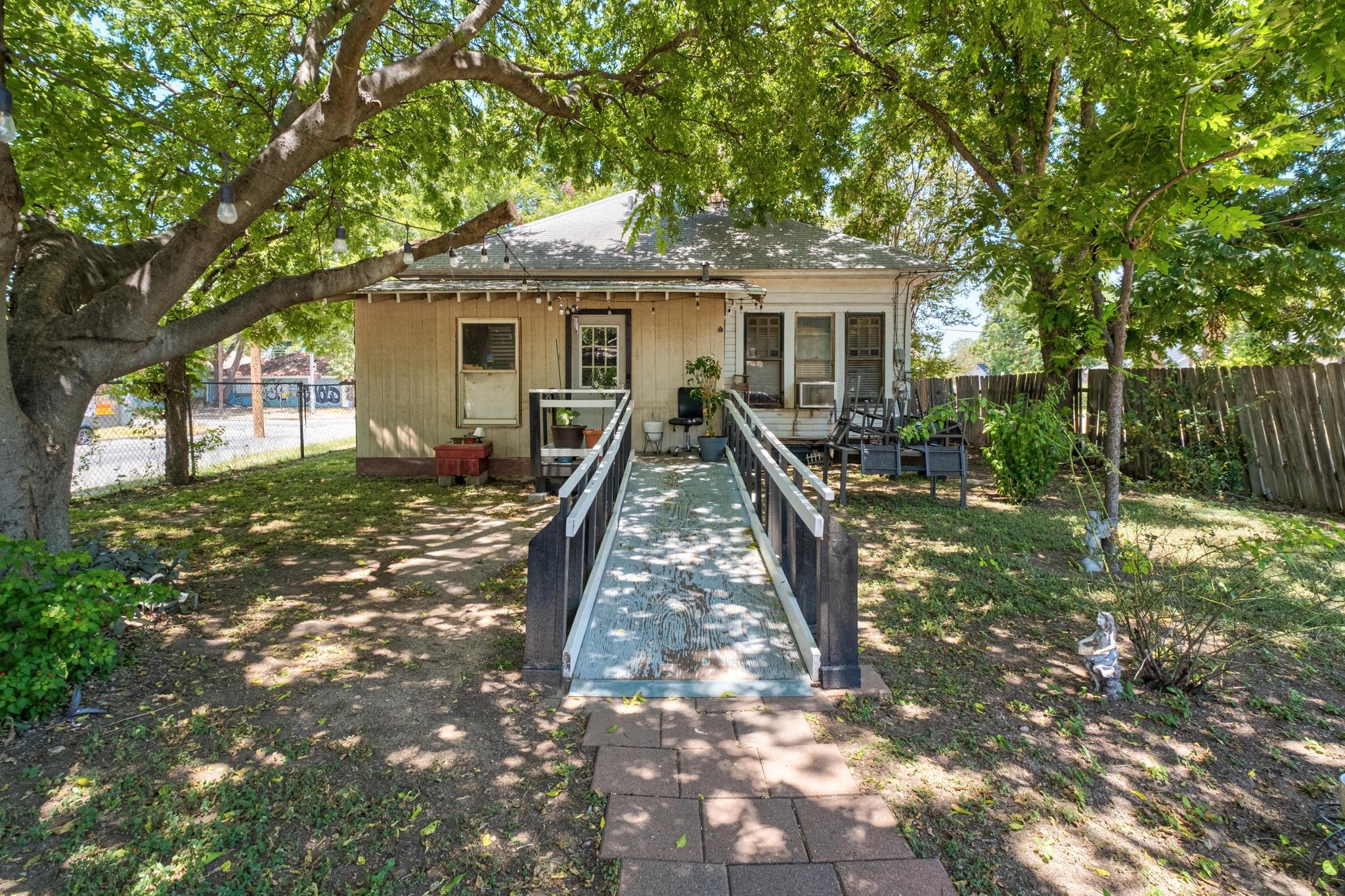 2201 E Cesar Chavez St Property Photo 7