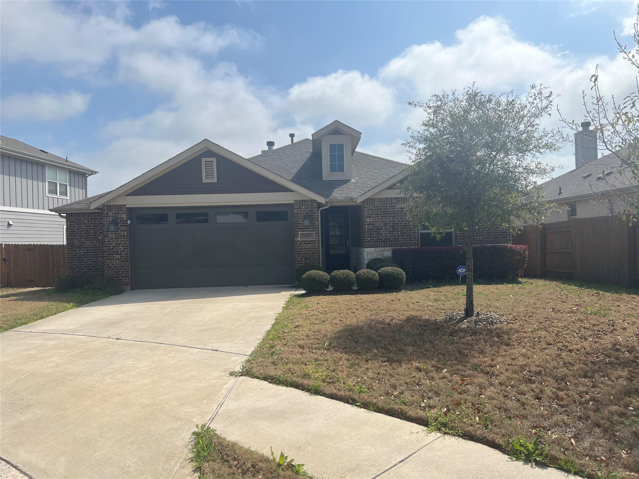 7009 Sienna Rouge Path Property Photo 1