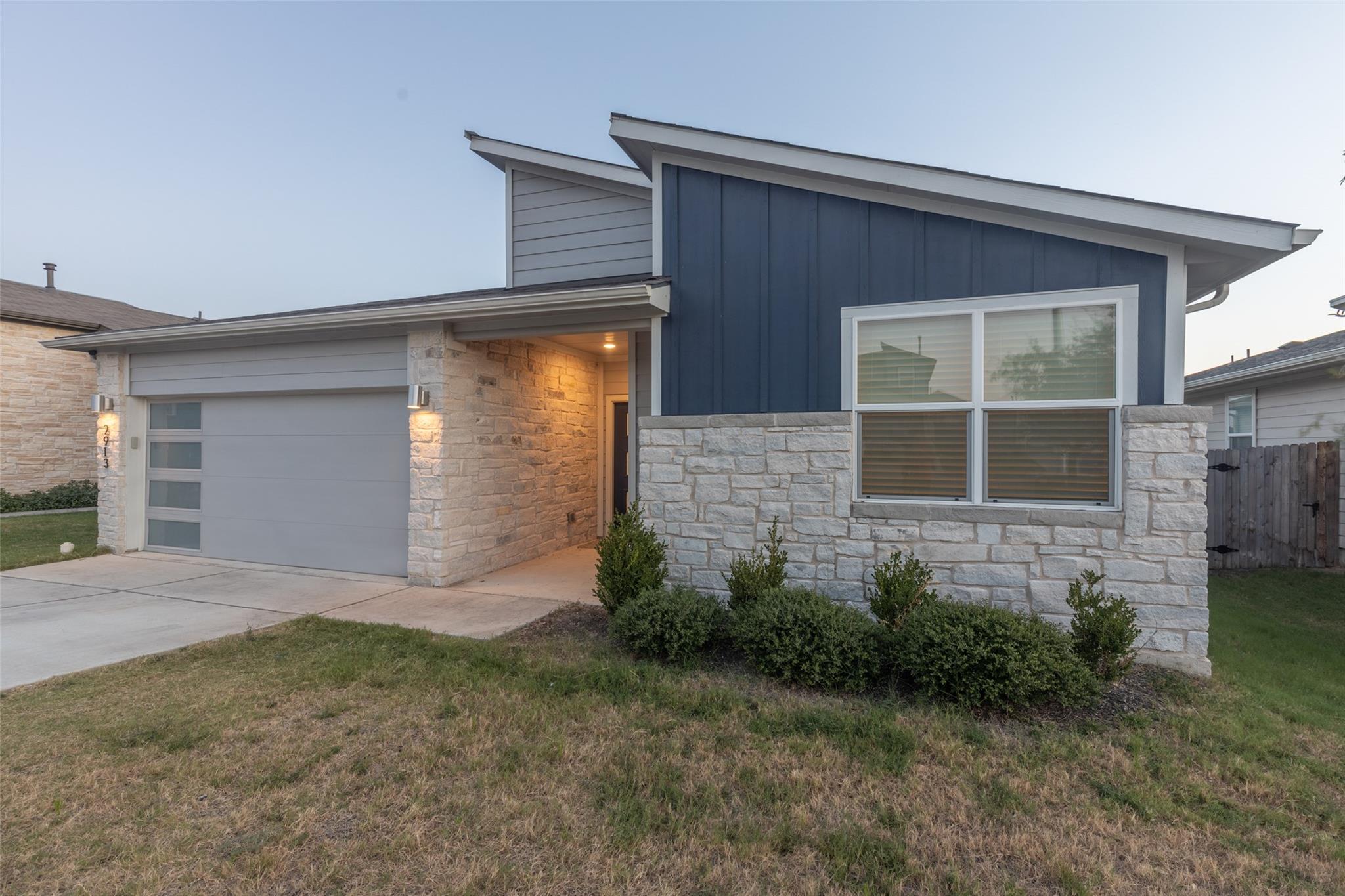 2913 Louris Ln Property Photo 2