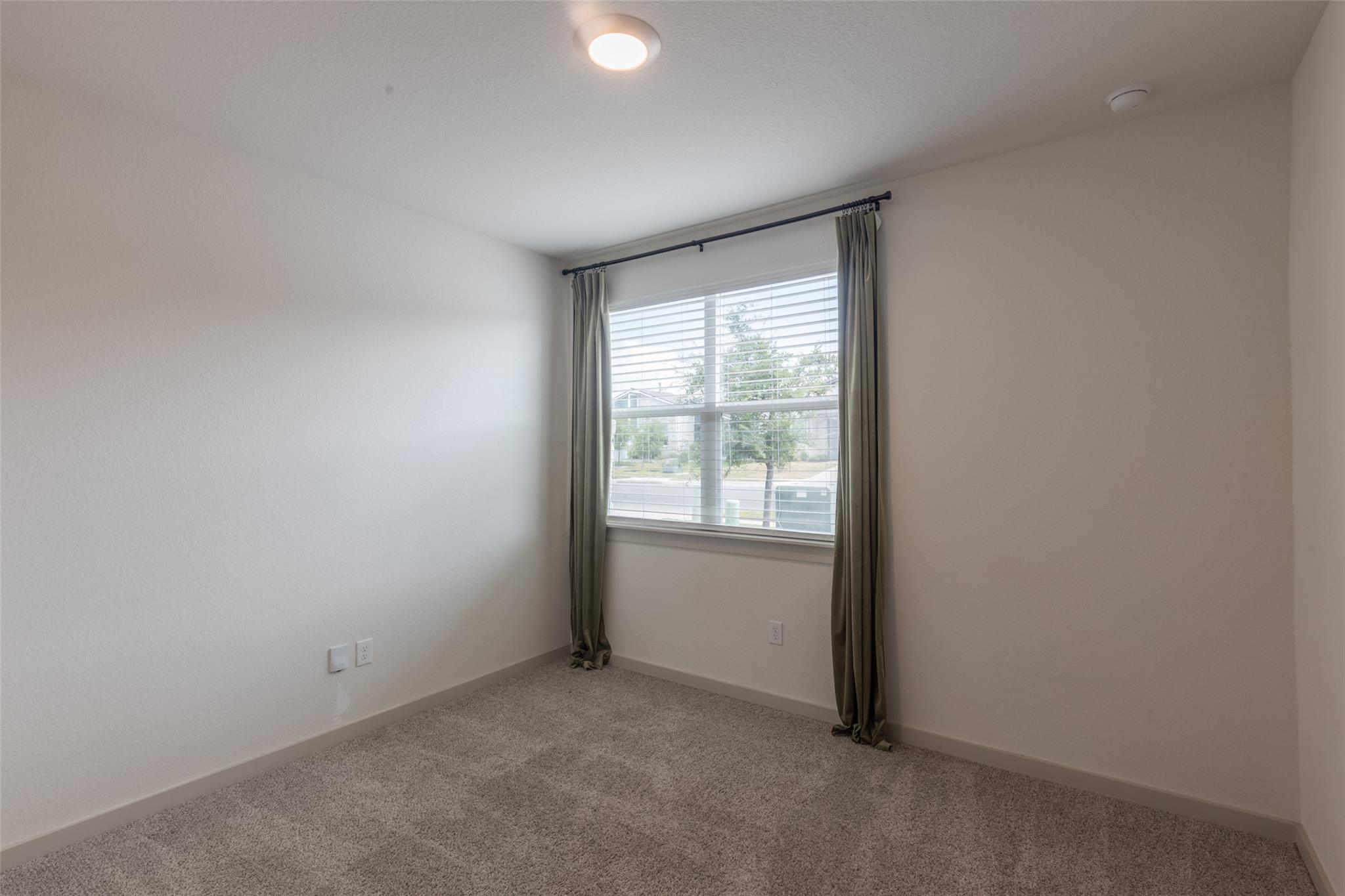 2913 Louris Ln Property Photo 6