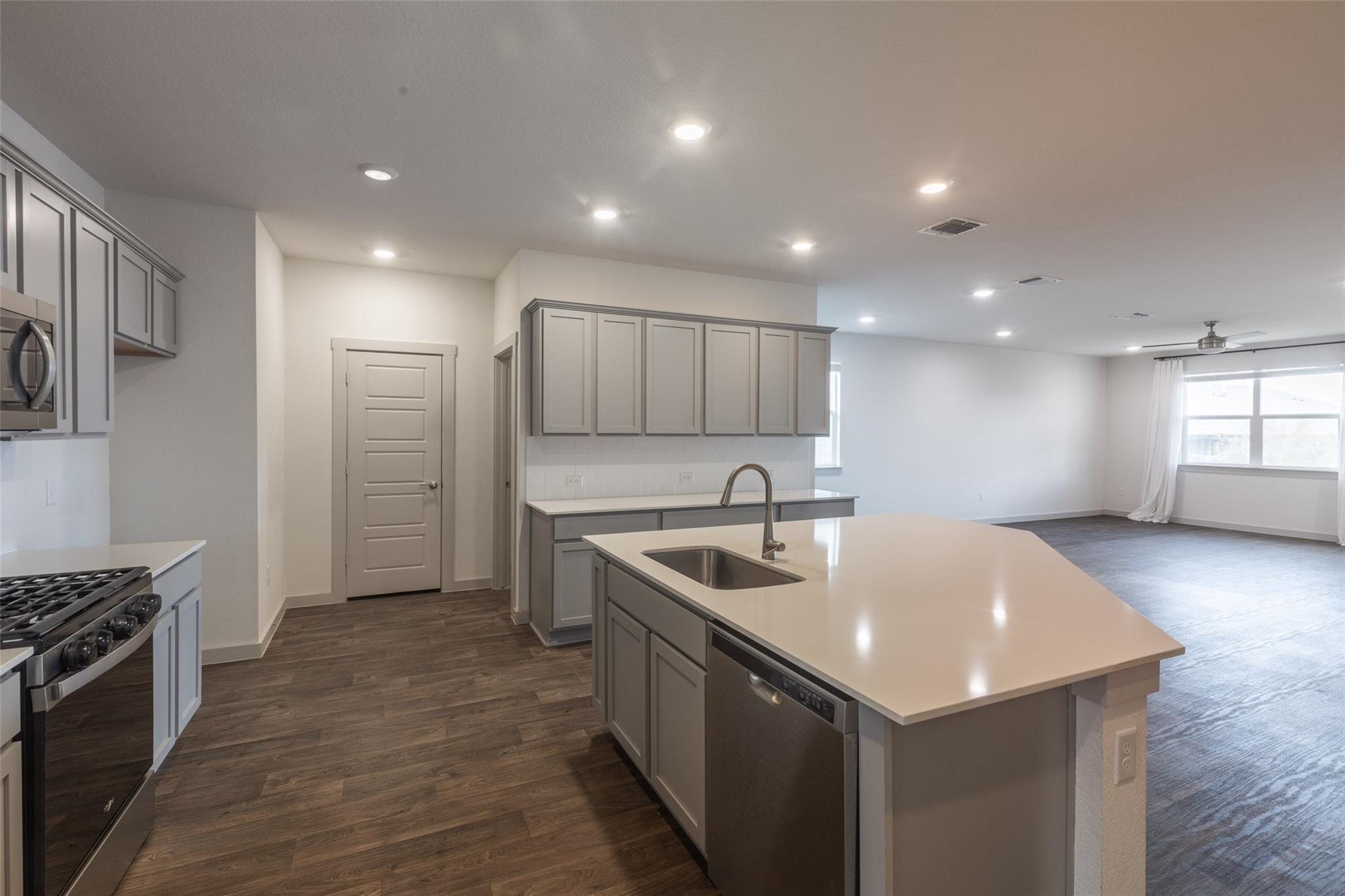 2913 Louris Ln Property Photo 14