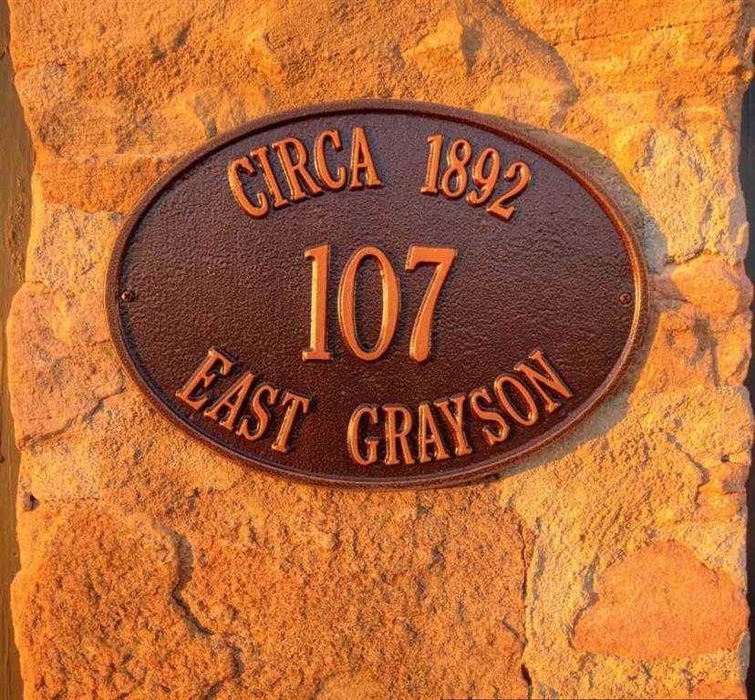 107 E Grayson St Property Photo 4