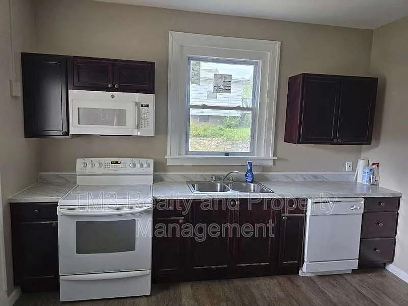 300-302 Miami St Property Photo 4
