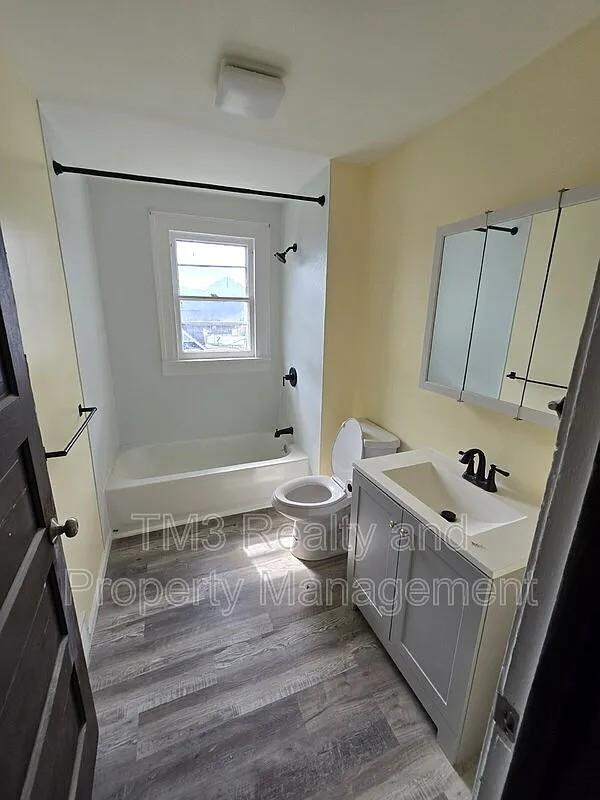 300-302 Miami St Property Photo 8