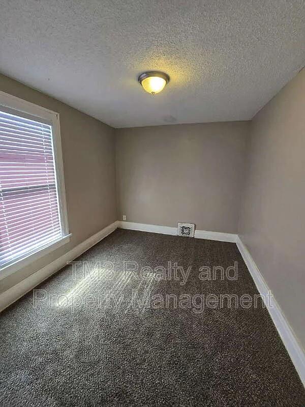 300-302 Miami St Property Photo 10